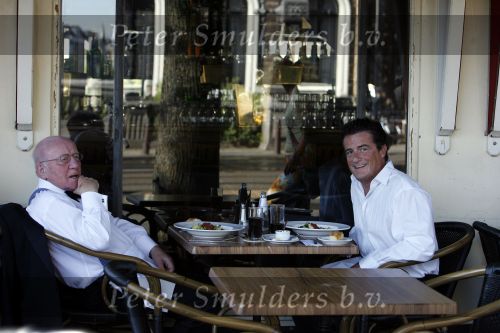 Amsterdam 15 juli 2006
Johnny Kraaykamp jr en Sr eten iets op terras.