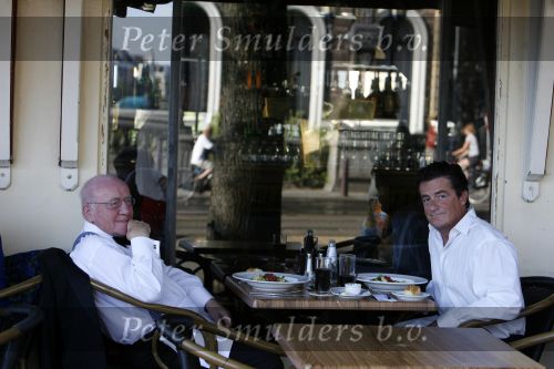 Amsterdam 15 juli 2006
Johnny Kraaykamp jr en Sr eten iets op terras.