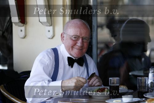 Amsterdam 15 juli 2006
Johnny Kraaykamp jr en Sr eten iets op terras.