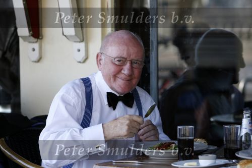 Amsterdam 15 juli 2006
Johnny Kraaykamp jr en Sr eten iets op terras.