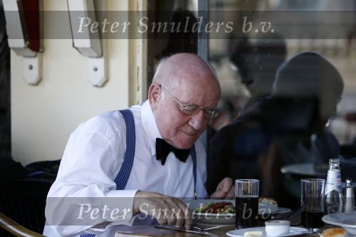 Amsterdam 15 juli 2006
Johnny Kraaykamp jr en Sr eten iets op terras.