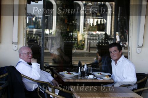 Amsterdam 15 juli 2006
Johnny Kraaykamp jr en Sr eten iets op terras.