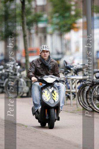 Eemnes 22 augustus 2006
Johnny de Mol jr op zijn scooter met hoedje/petje op
Peter Smulders bv