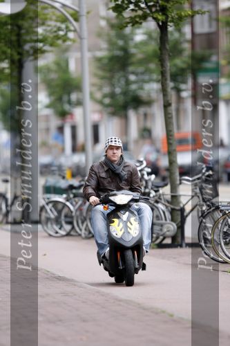 Eemnes 22 augustus 2006
Johnny de Mol jr op zijn scooter met hoedje/petje op
Peter Smulders bv