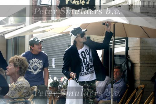 Amsterdam 31 juli 2006
Johnny de Mol jr en Dinand Woesthof winkelend op de pc hooftstraat.
