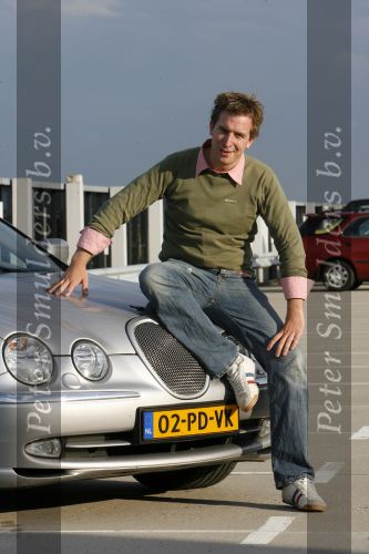Aalsmeer 18 augustus 2006
Borrel voor oud big brother bewoners.
Winnaar van vorig jaar Joost BB met zijn Jaguar
Peter Smulders bv