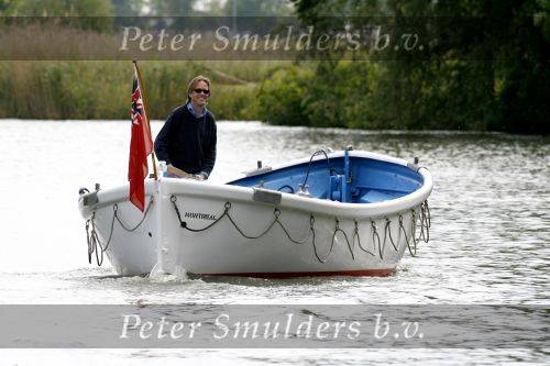 Weesp 4 juni 2006
Jort kelder op zijn boot/sloep aan het varen op de Vecht
Peter Smulders bv