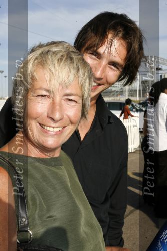 Amsterdam 14 juli 2006
Premiere Cirque du Soleil Alegria.
Josine v Dalsum met haar zoon Aram v d Rest