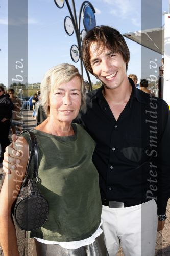 Amsterdam 14 juli 2006
Premiere Cirque du Soleil Alegria.
Josine v Dalsum met haar zoon Aram v d Rest