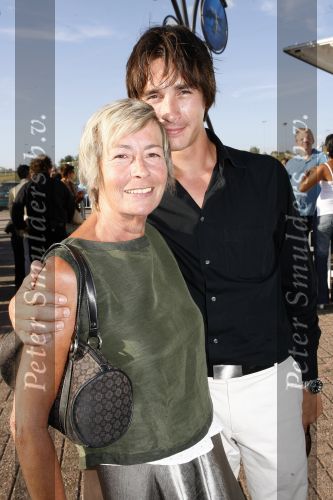 Amsterdam 14 juli 2006
Premiere Cirque du Soleil Alegria.
Josine v Dalsum met haar zoon Aram v d Rest