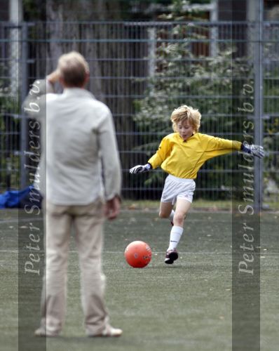 Amsterdam 28 juni 2006
Jack Spijkerman voetballen met zijn zoontje Joska.
Peter Smulders bv