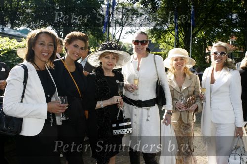 Wassenaar 6 juni 2006
Auberge de Kievit gekozen tot terras van het jaar door talkies.
Monique Collignon Juliette vossen Sylvie Schmeiz en Kris Bozalovic
Peter Smulders bv