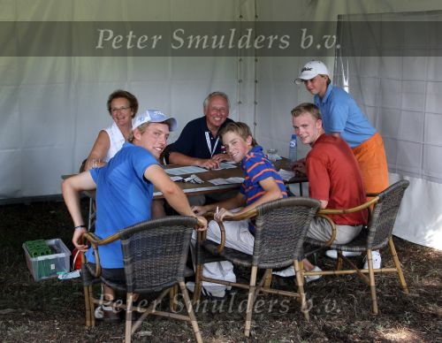 Molenschot, 22 Juli 2006
Golfclub Toxandria, Internationaal Golftoernooi Riverwoods 
Junior Smulders samen met Floris de Vries en Jurrian v d Vaart bij de controle van hun scorekaarten