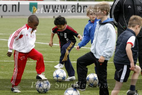 Amsterdam 2 juni 2006
Justin Kluivert op training bij de ajax jeugd. Justin is gescout door AJAX. Papa Patrick en moeder Angela waren natuurlijk bij de eerste training.
Peter Smulders bv