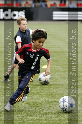 Amsterdam 2 juni 2006
Justin Kluivert op training bij de ajax jeugd. Justin is gescout door AJAX. Papa Patrick en moeder Angela waren natuurlijk bij de eerste training.
Peter Smulders bv