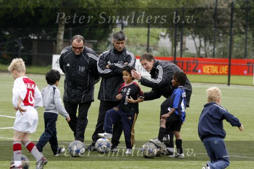 Amsterdam 2 juni 2006
Justin Kluivert op training bij de ajax jeugd. Justin is gescout door AJAX. Papa Patrick en moeder Angela waren natuurlijk bij de eerste training.
Peter Smulders bv