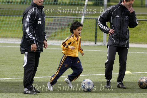 Amsterdam 2 juni 2006
Justin Kluivert op training bij de ajax jeugd. Justin is gescout door AJAX. Papa Patrick en moeder Angela waren natuurlijk bij de eerste training.
Peter Smulders bv