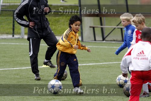 Amsterdam 2 juni 2006
Justin Kluivert op training bij de ajax jeugd. Justin is gescout door AJAX. Papa Patrick en moeder Angela waren natuurlijk bij de eerste training.
Peter Smulders bv