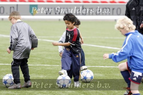 Amsterdam 2 juni 2006
Justin Kluivert op training bij de ajax jeugd. Justin is gescout door AJAX. Papa Patrick en moeder Angela waren natuurlijk bij de eerste training.
Peter Smulders bv