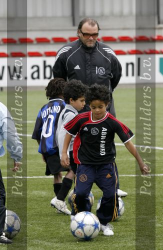 Amsterdam 2 juni 2006
Justin Kluivert op training bij de ajax jeugd. Justin is gescout door AJAX. Papa Patrick en moeder Angela waren natuurlijk bij de eerste training.
Peter Smulders bv