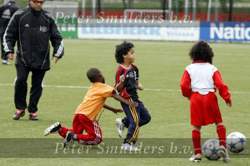 Amsterdam 2 juni 2006
Justin Kluivert op training bij de ajax jeugd. Justin is gescout door AJAX. Papa Patrick en moeder Angela waren natuurlijk bij de eerste training.
Peter Smulders bv