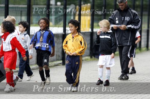 Amsterdam 2 juni 2006
Justin Kluivert op training bij de ajax jeugd. Justin is gescout door AJAX. Papa Patrick en moeder Angela waren natuurlijk bij de eerste training.
Peter Smulders bv