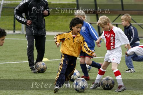 Amsterdam 2 juni 2006
Justin Kluivert op training bij de ajax jeugd. Justin is gescout door AJAX. Papa Patrick en moeder Angela waren natuurlijk bij de eerste training.
Peter Smulders bv