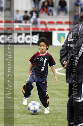 Amsterdam 2 juni 2006
Justin Kluivert op training bij de ajax jeugd. Justin is gescout door AJAX. Papa Patrick en moeder Angela waren natuurlijk bij de eerste training.
Peter Smulders bv