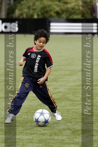 Amsterdam 2 juni 2006
Justin Kluivert op training bij de ajax jeugd. Justin is gescout door AJAX. Papa Patrick en moeder Angela waren natuurlijk bij de eerste training.
Peter Smulders bv