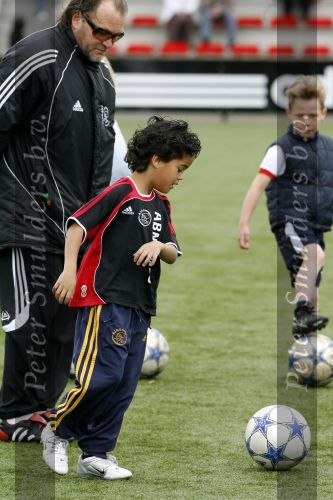Amsterdam 2 juni 2006
Justin Kluivert op training bij de ajax jeugd. Justin is gescout door AJAX. Papa Patrick en moeder Angela waren natuurlijk bij de eerste training.
Peter Smulders bv