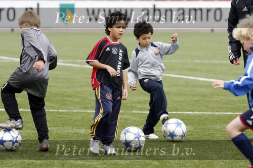 Amsterdam 2 juni 2006
Justin Kluivert op training bij de ajax jeugd. Justin is gescout door AJAX. Papa Patrick en moeder Angela waren natuurlijk bij de eerste training.
Peter Smulders bv