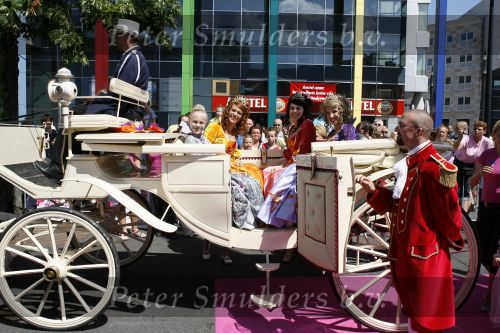 Amsterdam 15 juli 2006
Premiere K3 in pathe arena.
K3 in koets