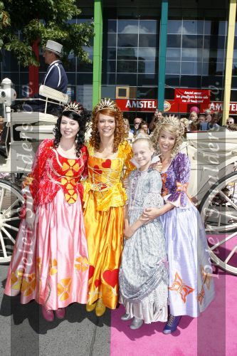 Amsterdam 15 juli 2006
Premiere K3 in pathe arena.
K3 in koets