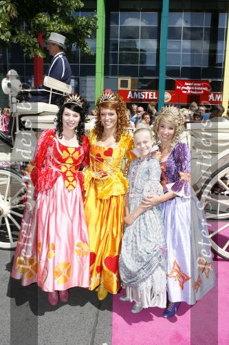 Amsterdam 15 juli 2006
Premiere K3 in pathe arena.
K3 in koets
