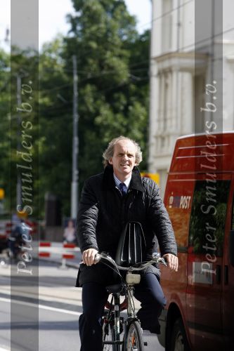 Amsterdam 30 juni 2006
Advocaat Kalff op de fiets in amsterdam
Peter Smulders bv