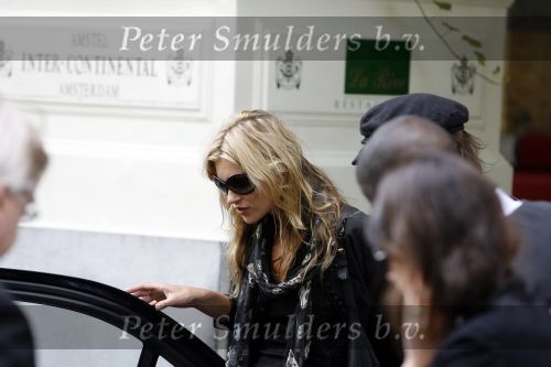 Amsterdam 1 augustus 2006
Kate Moss vertrekt met vrienden bij het amstel hotel.
Peter Smulders bv