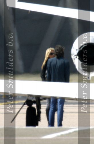 Schiphol 1 augustus 2006
Kate Moss vertrekt met vrienden met prive jet vanaf schiphol oost
Peter Smulders bv