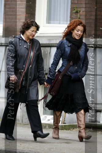 Amsterdam 29 mei 2006
Katja Schuurman hand in hand met haar moeder aan het winkelen.
Peter Smulders bv