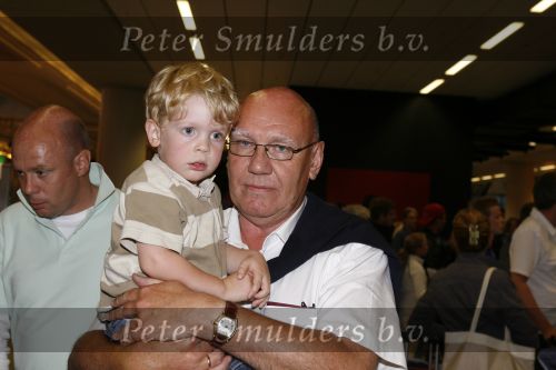 Schiphol 26 juni 2006
Aankomst nederlands elftal na wk.
kees jansma met zoontje
Peter Smulders bv
