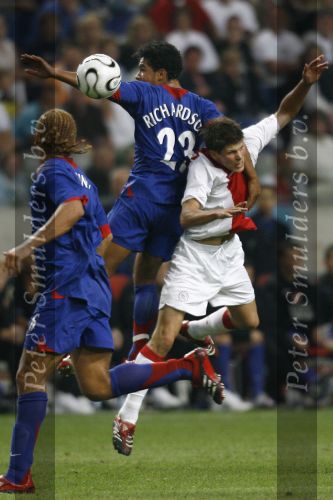 Amsterdam, 5 Augustus 2006
AJAX-Manchester United, eindstand 0-1
Klaas Jan Huntelaar in duel met Richardson
© foto Edwin van Zandvoort