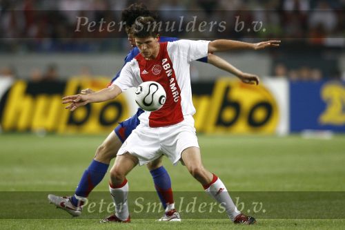Amsterdam, 5 Augustus 2006
AJAX-Manchester United, eindstand 0-1
Klaas Jan Huntelaar in duel met Park
© foto Edwin van Zandvoort