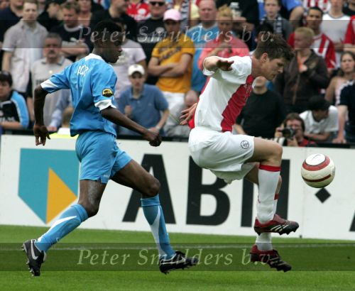 Rotterdam, 7 Mei 2006
Feyenoord stadion Gatorade Cup (KNVB-beker ) Seizoen 2005/2006
AJAX-PSV, eindstand 2-1
Klaas Jan Huntelaar in duel met Eric Addo