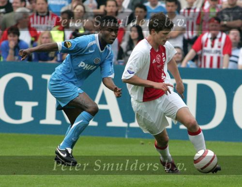 Rotterdam, 7 Mei 2006
Feyenoord stadion Gatorade Cup (KNVB-beker ) Seizoen 2005/2006
AJAX-PSV, eindstand 2-1
Klaas Jan Huntelaar in duel met Eric Addo