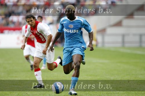 Amsterdam 13 augustus 2006
Ajax-PSV 3-1 om de johan Cruijff schaal in de arena.
Kone en George Ogararu
Peter Smulders bv