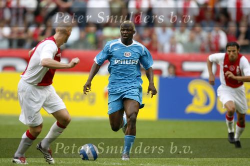 Amsterdam 13 augustus 2006
Ajax-PSV 3-1 om de johan Cruijff schaal in de arena.
Kone en George Ogararu
Peter Smulders bv
