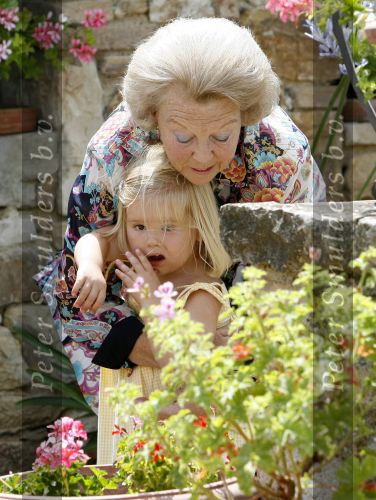 Tavarnelle 6 juli 2006
Koningin Beatrix met Prinses Maxima Prins Willem Alexander Amalia en Alexia tijdens fotomoment op vakantie.