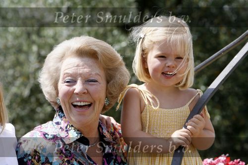 Tavarnelle 6 juli 2006
Koningin Beatrix met Prinses Maxima Prins Willem Alexander Amalia en Alexia tijdens fotomoment op vakantie. Mastino Napolitana