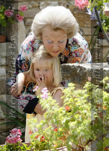 Tavarnelle 6 juli 2006
Koningin Beatrix met Prinses Maxima Prins Willem Alexander Amalia en Alexia tijdens fotomoment op vakantie.
