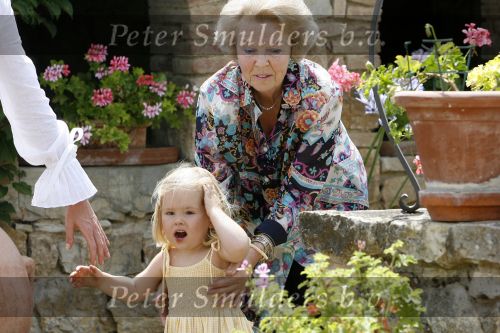 Tavarnelle 6 juli 2006
Koningin Beatrix met Prinses Maxima Prins Willem Alexander Amalia en Alexia tijdens fotomoment op vakantie.