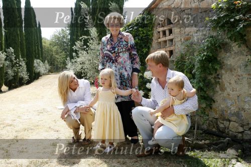 Tavarnelle 6 juli 2006
Koningin Beatrix met Prinses Maxima Prins Willem Alexander Amalia en Alexia tijdens fotomoment op vakantie.